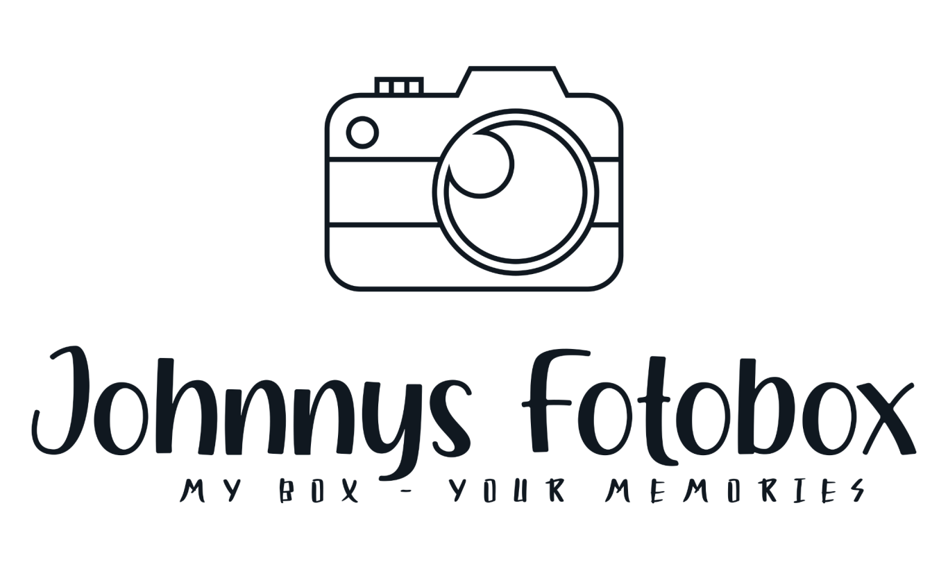 Logo von Johnnys Fotobox mit Kamera-Symbol und Slogan „My Box - Your Memories“.