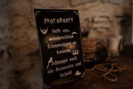 Tafel mit Hinweis zu besonderen Angeboten und Zugänglichkeit im Lokal.